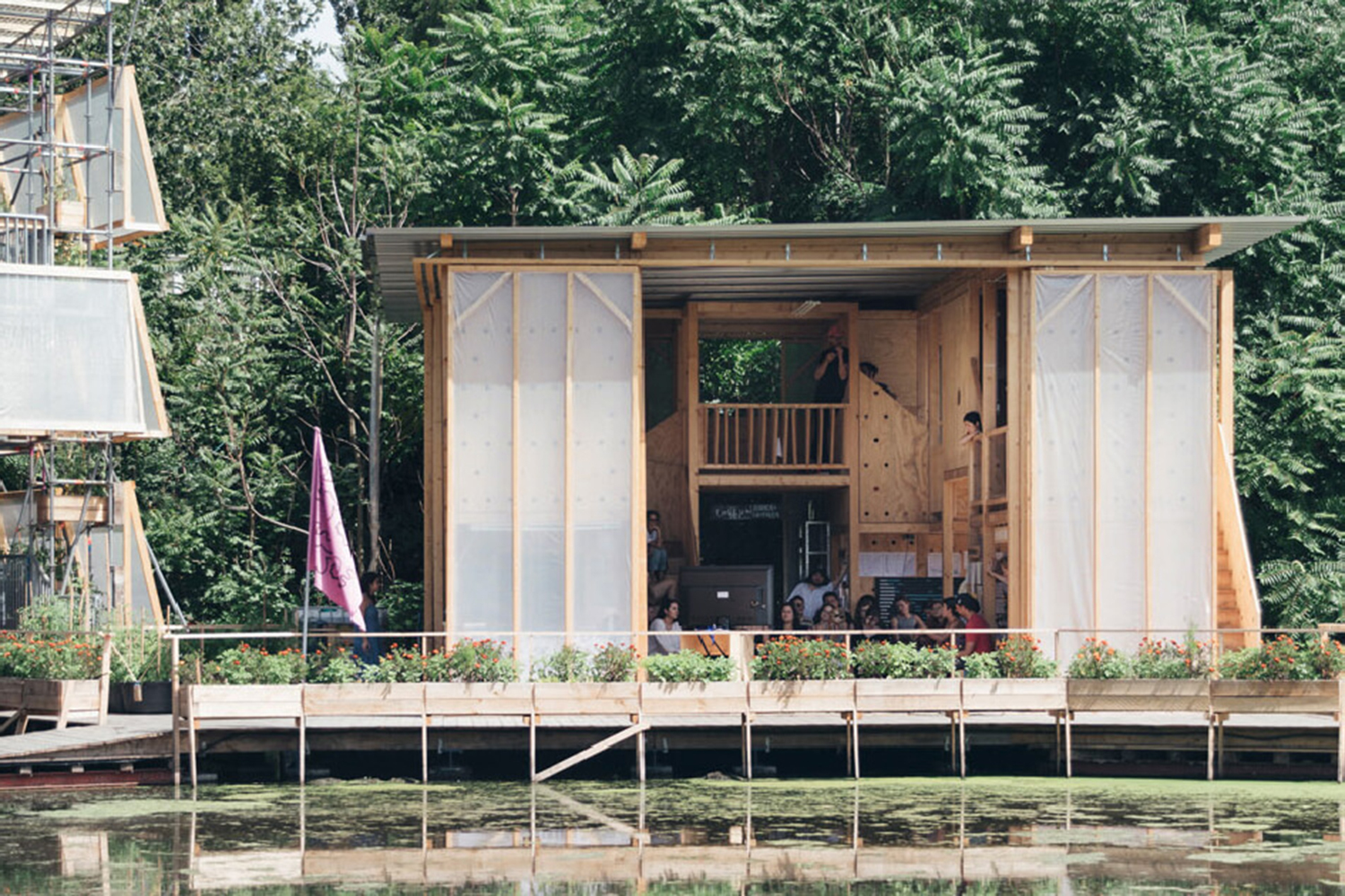 夏限定の水上の学び場、Floating Berlin